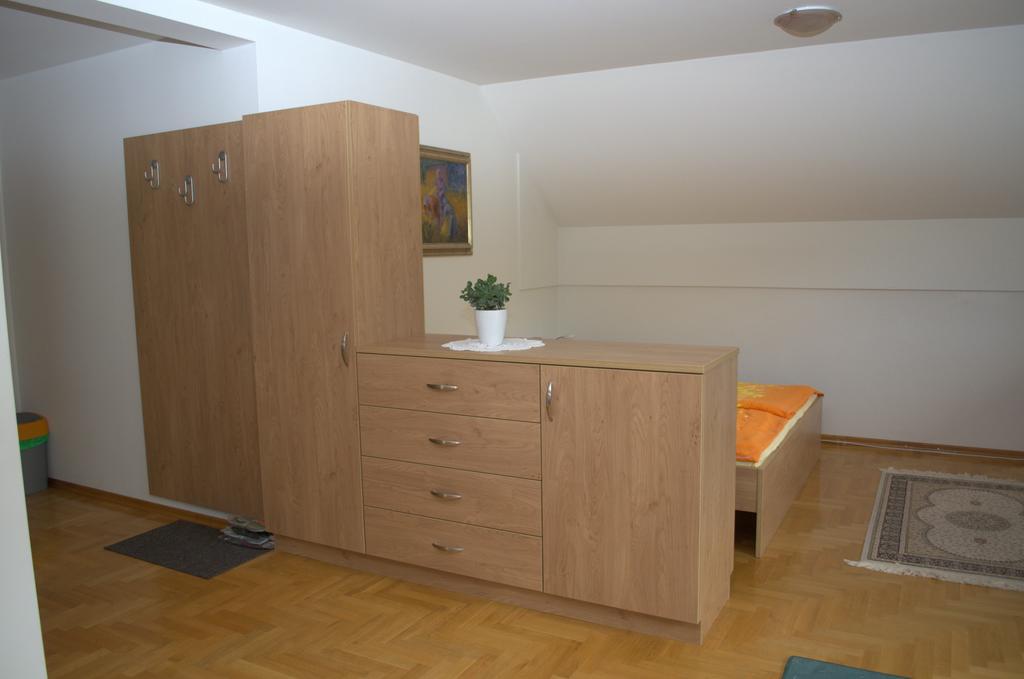 Apartment Brumec بوينج الغرفة الصورة